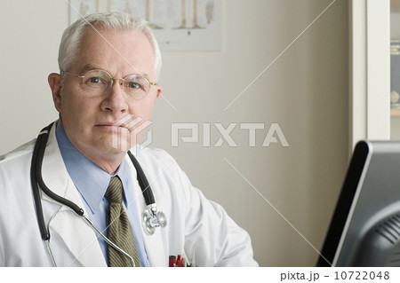 Portrait of male doctor Portrait of male doctor 10722048