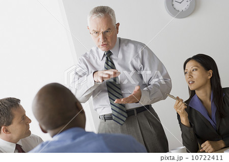 Portrait of business people in office 10722411