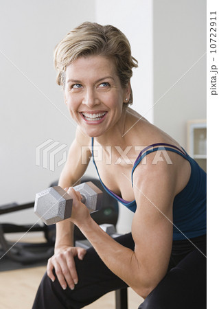 Woman lifting dumbbell 10722911