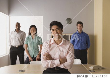 Group portrait of businesspeople 10723168