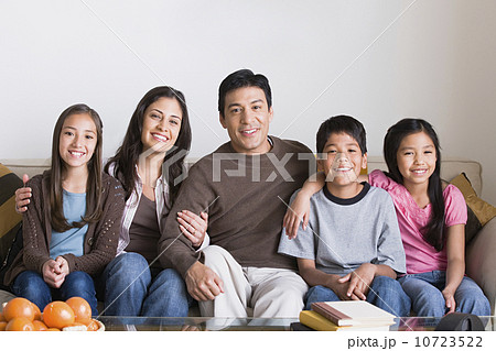 Portrait of happy family with three children (8-9, 10-11) 10723522