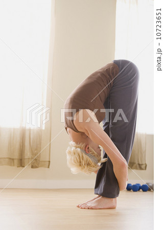 Woman stretching 10723651