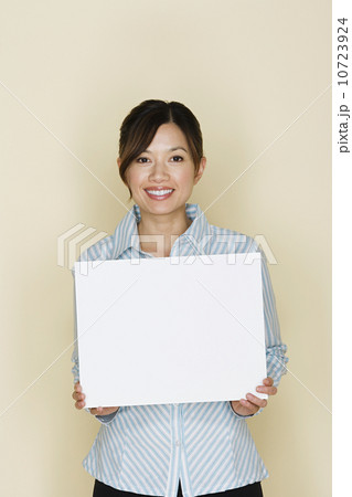 Portrait of happy asian woman holding blank sheet of paper 10723924