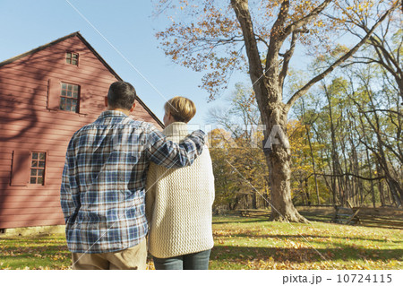 Rear view of couple facing cottage house Rear view of couple facing cottage house 10724115