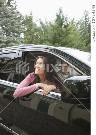 USA, New Jersey, Couple in car 10724248