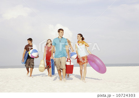 Friends walking with beach essentials 10724303
