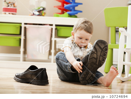 USA, Utah, Lehi, Boy (2-3) putting on dad's shoes 10724694