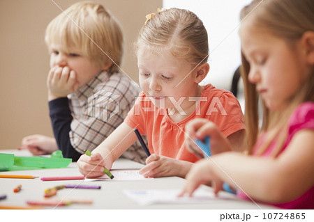 Children (4-5) drawing in kindergarten Children (4-5) drawing in kindergarten 10724865