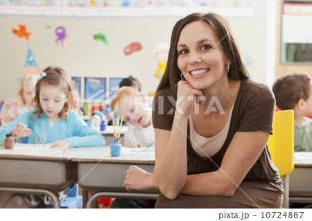 Teacher with children (4-5, 6-7) during art classes 10724867
