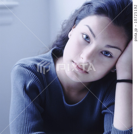 Pretty teenage girl deep in thought Pretty teenage girl deep in thought 10725192