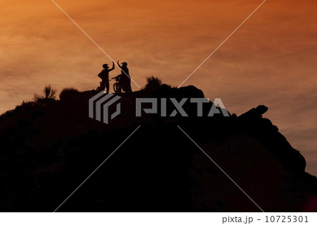 Downhill mountain bikers 10725301