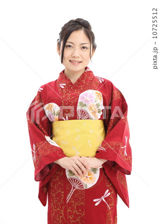 浴衣姿の若い女性 10725512