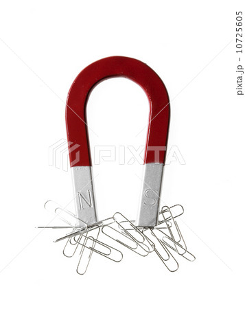 Magnet and paper clips Magnet and paper clips 10725605