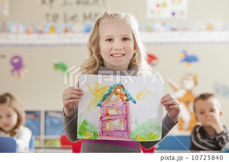 Children (4-5, 6-7) during art classes 10725840