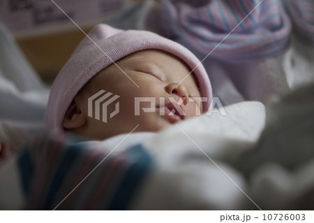 Portrait of newborn girl (0-1months) 10726003