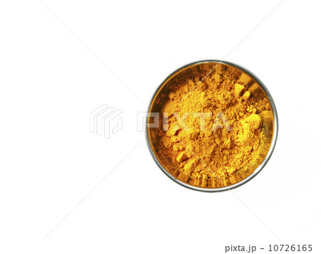 Studio shot of Curry Powder in pan on white background 10726165