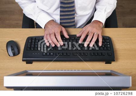 Man typing 10726298