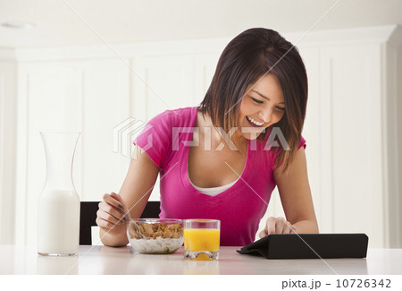 Young woman preparing breakfast 10726342