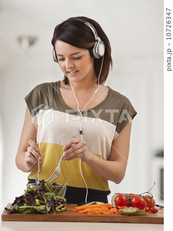 Young woman preparing salad 10726347
