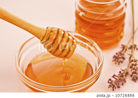 Bowl of honey with wooden dipper drizzler 10726866