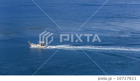 漁船の引き波 漁船の引き波 10727621