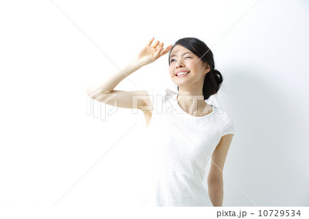 日差し・若い女性 日差し・若い女性 10729534