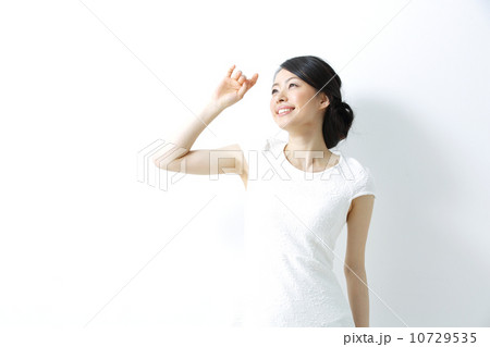 日差し・若い女性 日差し・若い女性 10729535