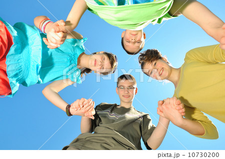 Four children against the sky 10730200