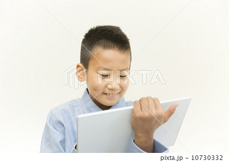 タブレットPCを使う男の子 タブレットPCを使う男の子 10730332