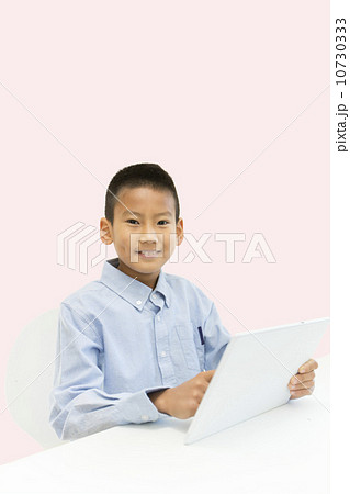 タブレットＰＣを使う男の子 10730333