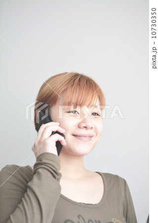 携帯をかける女性 携帯をかける女性 10730350
