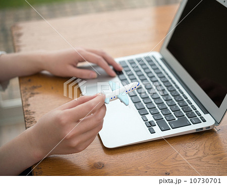 飛行機と女性 10730701