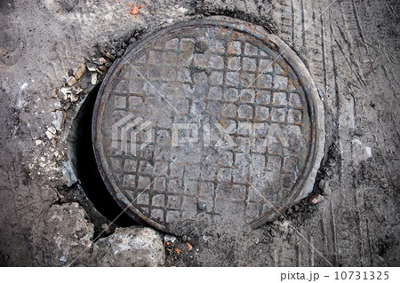 Open manhole with metal cover Open manhole with metal cover 10731325