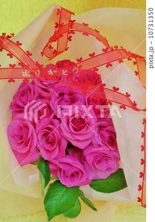 可愛いプレゼント 手作りメッセージ文字のリボン付きバラの花束 金和紙バック縦位置の写真素材