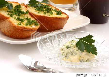 パン フランスパン ガーリックトースト 朝食 バター 白背景 パン フランスパン ガーリックトースト 朝食 バター 白背景 10731505