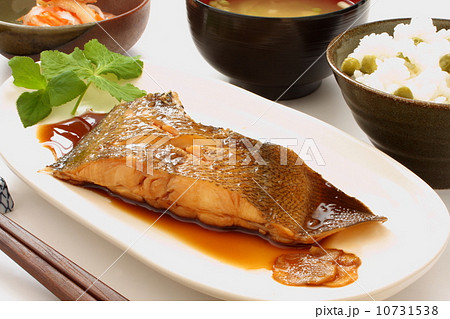 カレイの煮付け 魚定食 定食 和食 白背景 カレイの煮付け 魚定食 定食 和食 白背景 10731538