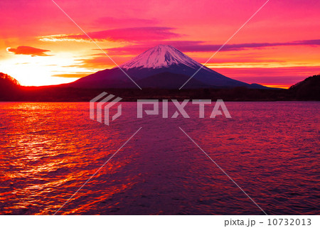 朝焼けの富士山と精進湖 朝焼けの富士山と精進湖 10732013