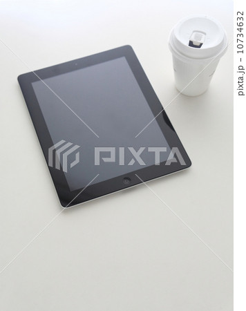 コーヒーとタブレットの画像(休憩イメージ) コーヒーとタブレットの画像(休憩イメージ) 10734632