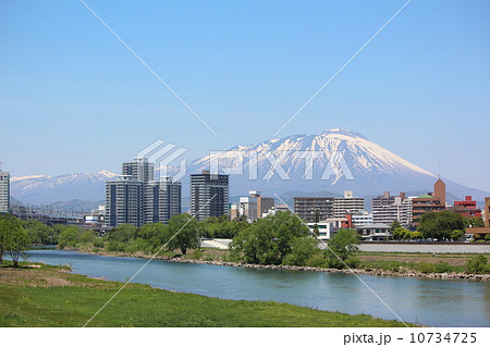 盛岡市内、明治橋近くから見た春の北上川と岩手山 10734725