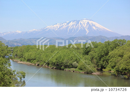 盛岡市内、杜の大橋から見た春の雫石川と岩手山 10734726