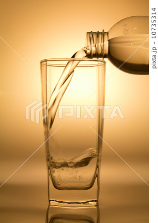 pouring water 10735314