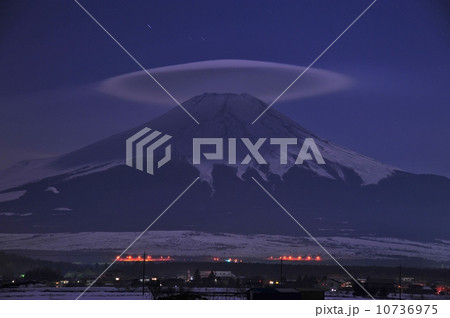 真夜中の笠雲と富士山 10736975