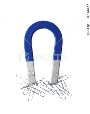 Magnet and paper clips 10738822