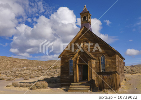 USA, California, Bodie, Old church in desert 10739022
