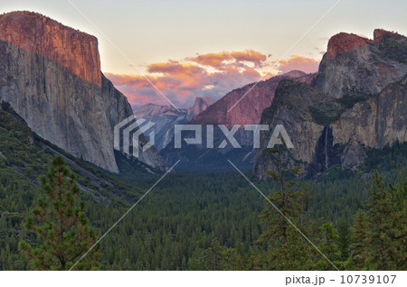USA, California, Yosemite Valley in autumn 10739107