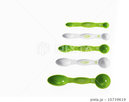 Studio shot of row of green measuring spoons Studio shot of row of green measuring spoons 10739619