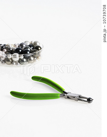 Pliers and pearls 10739708