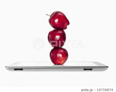 Apples on top of each other on digital tablet, studio shot 10739874