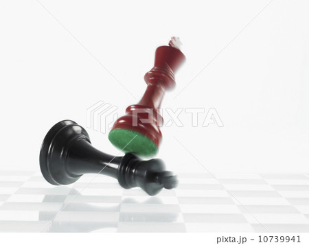 Rival king chess pieces fighting 10739941