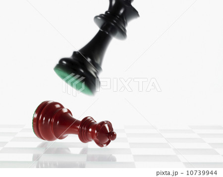 Rival queen chess pieces fighting 10739944